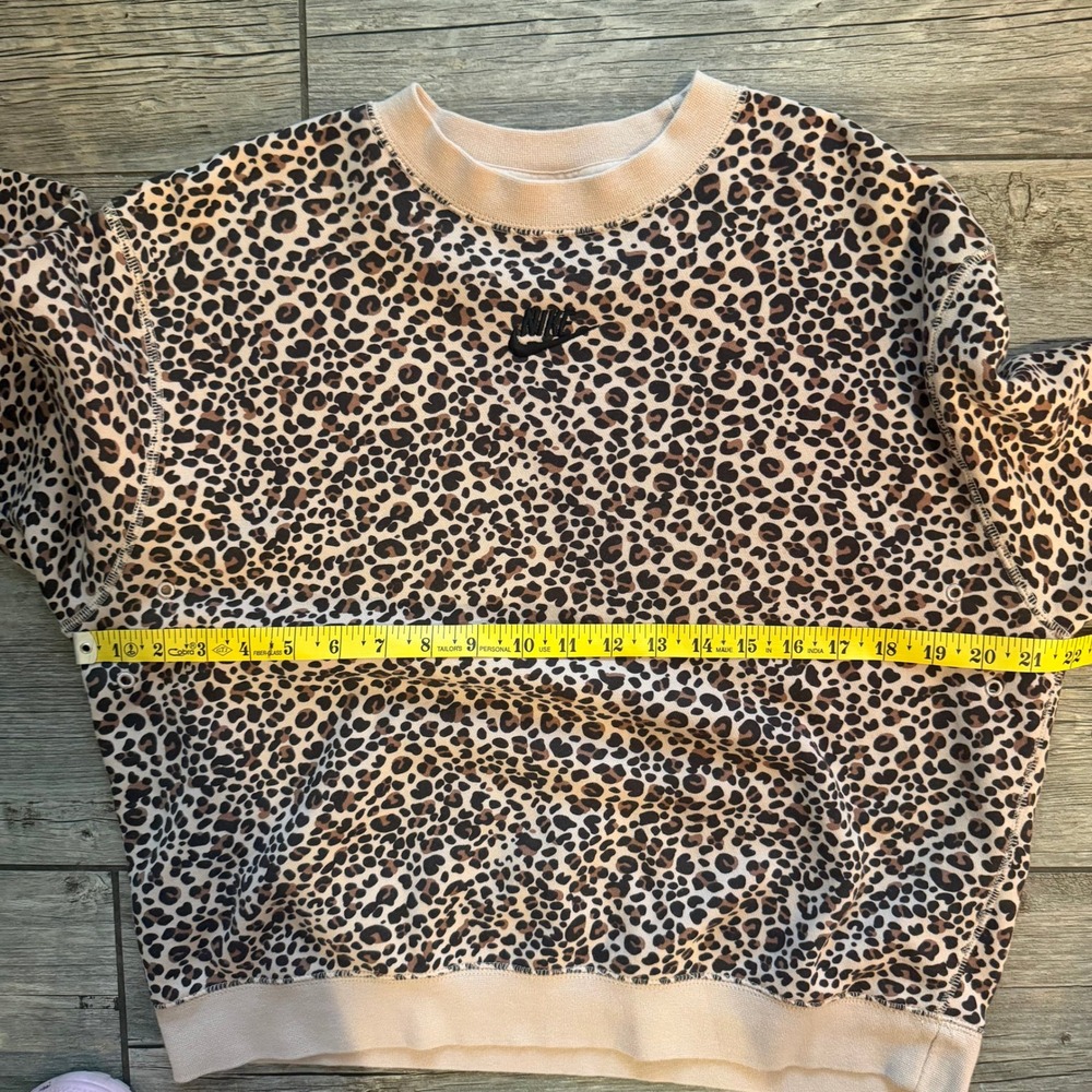 Nike Womens Leopard Print Crewneck Sweatshirt Tan Brown XS Fleece Futura Logo - Picture 9 of 9